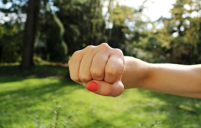 O que significa sonhar com surra: Apanhando e surrando