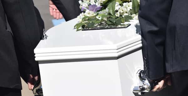 Sonhar com pessoa morta dentro do caixão