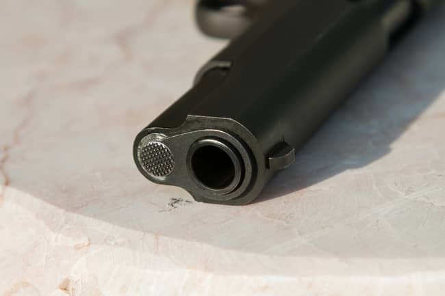 Sonhar com armas de traficantes
