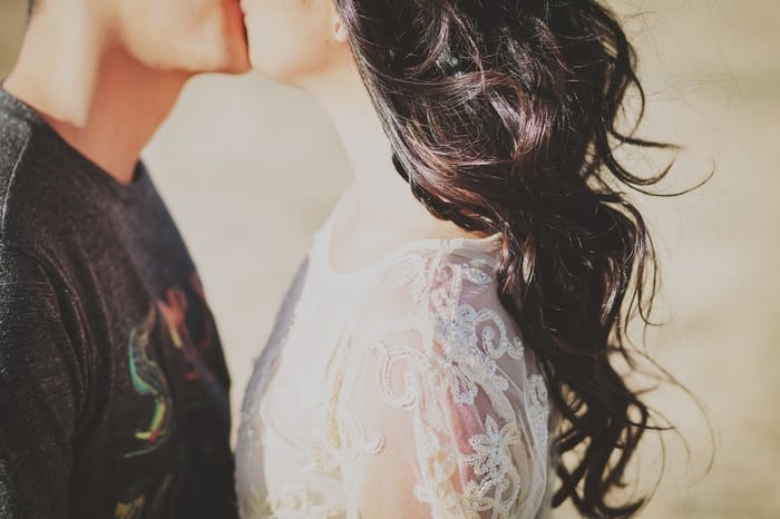 Sonhar que está beijando uma pessoa comprometida