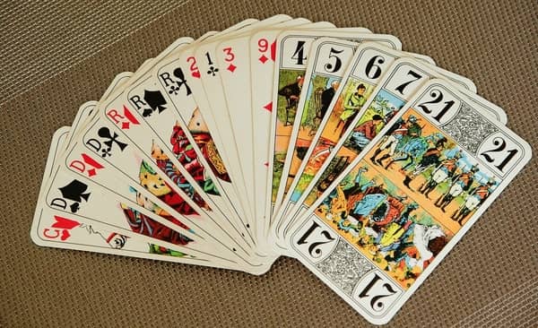 embaralhando cartas de tarot
