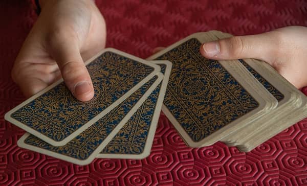 Você lendo cartas de tarot