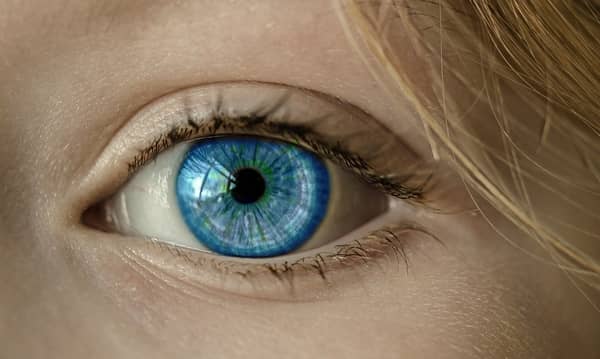lente de contato azul