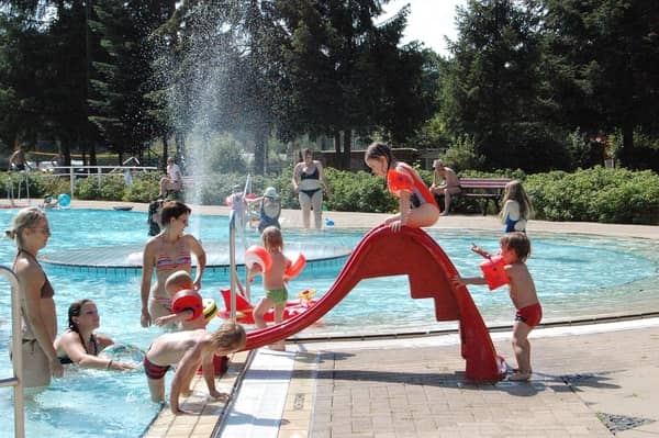 Parque aquático com muitas crianças 