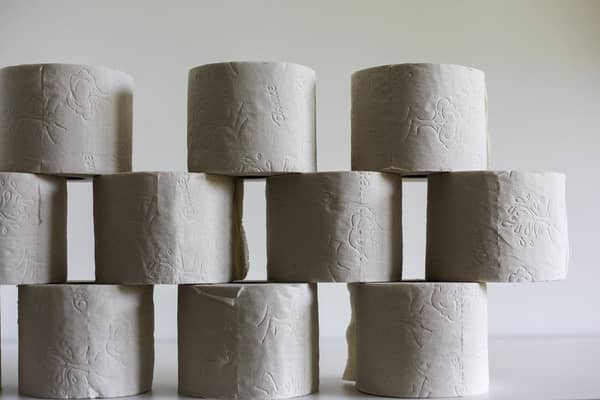 Vários rolos de papel higiênico