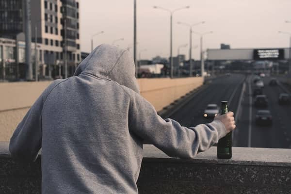 Sonhar que está sendo preso por posse de drogas 