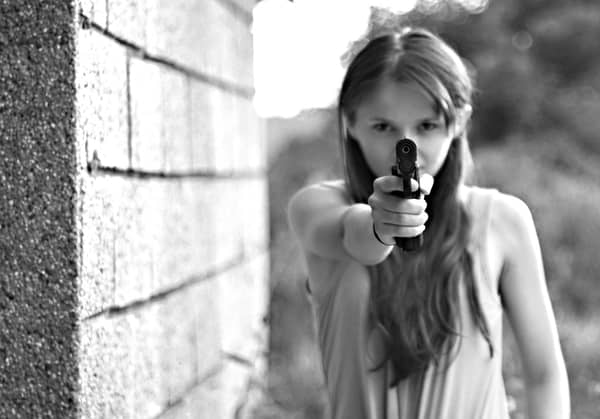 Mulher disparando pistola