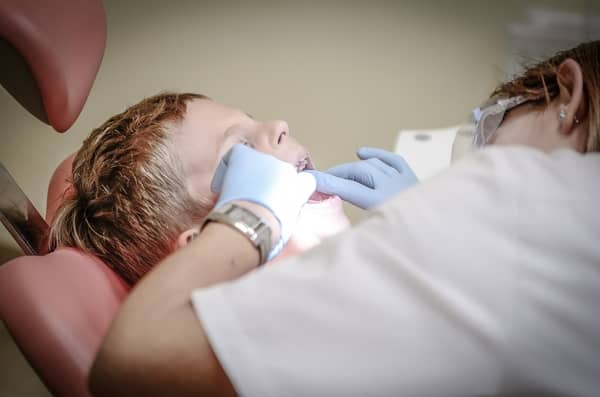 Tratando dente com buraco