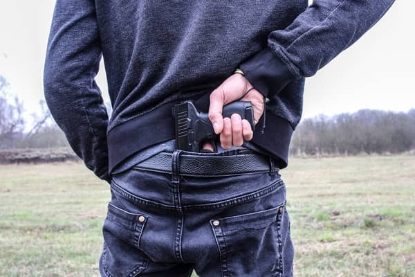 Homem segurando pistola