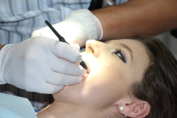 Vendo os dentes no dentista