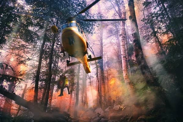 Helicóptero apagando fogo