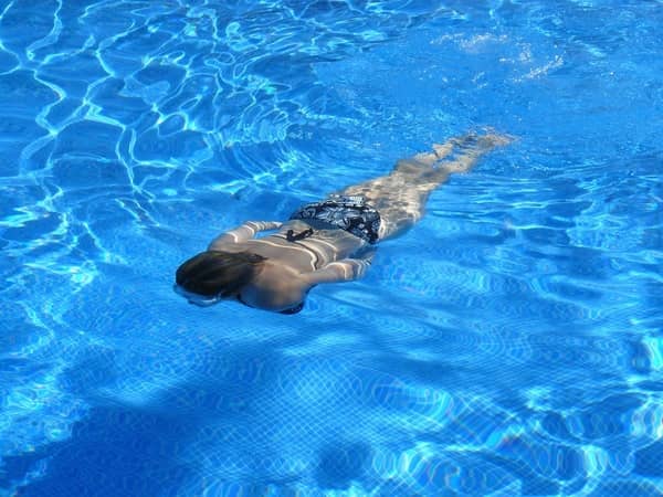 Nadando em piscina