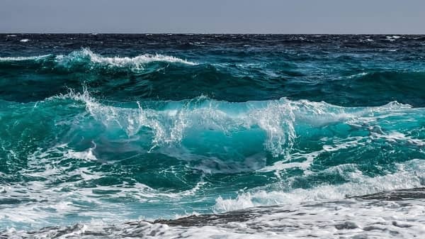 Sonhar com criança se afogando no mar