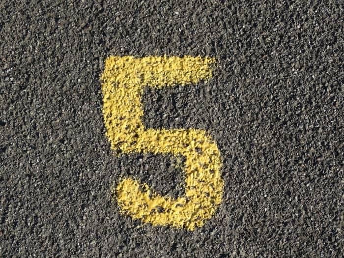 Confira o significado de sonhar com o número 5