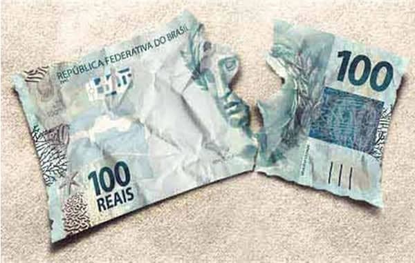 Nota de cem reais rasgada