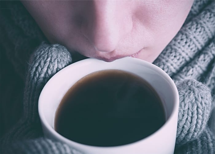 Bebendo café