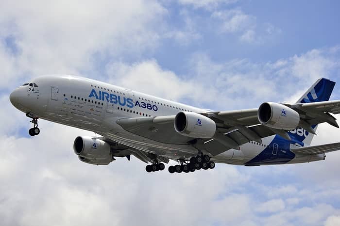 Avião ardendo