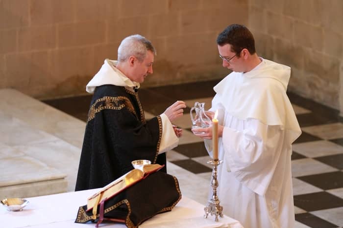 Padre de batina preta