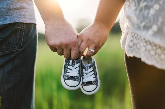 Sonhar com muitos sapatos de bebê juntos