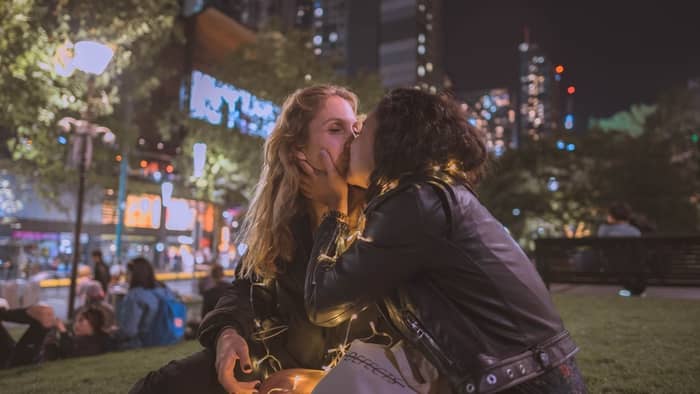 Beijando desconhecida