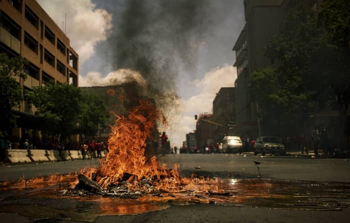 Fogo posto na rua