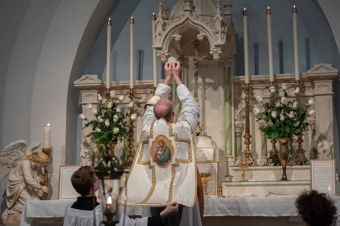 Padre de batina branca