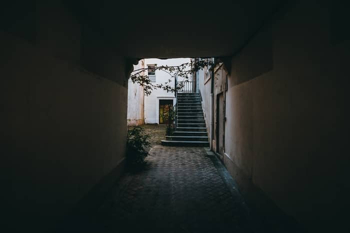 Sonhar com lugar desconhecido e pessoas desconhecidas