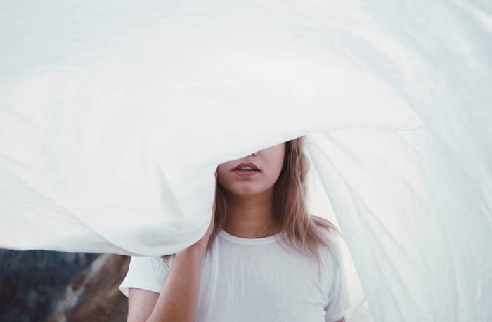 Mulher que não conheço vestida de branco
