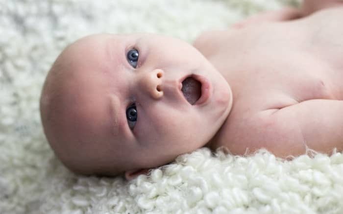 Qual o significado de sonhar com um bebê sujo de fezes