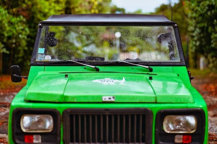 Carro verde caindo do céu