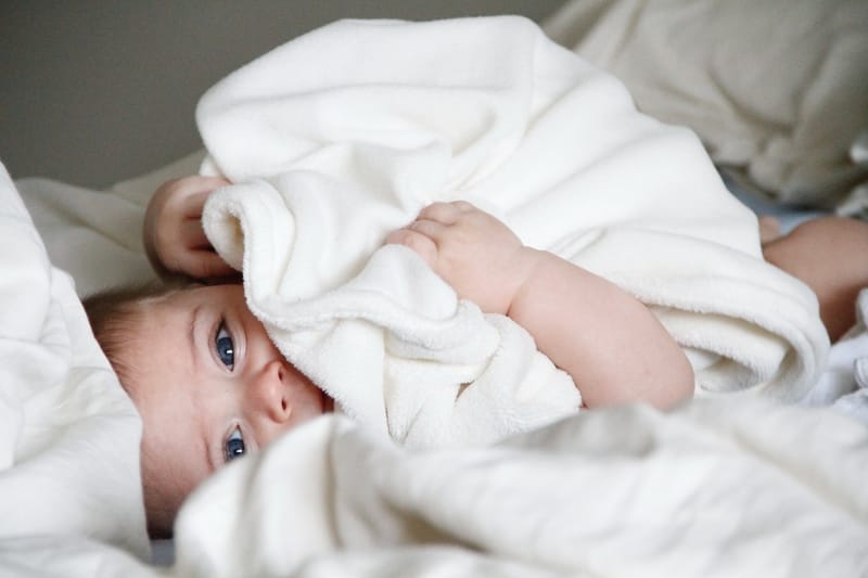 Sonhar com bebê sujo de fezes