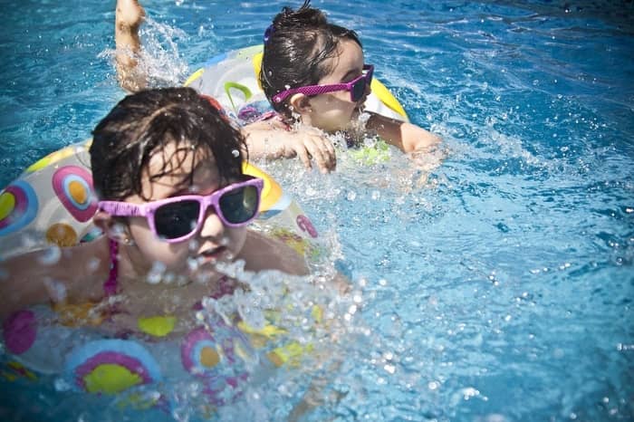 Piscina com piranhas