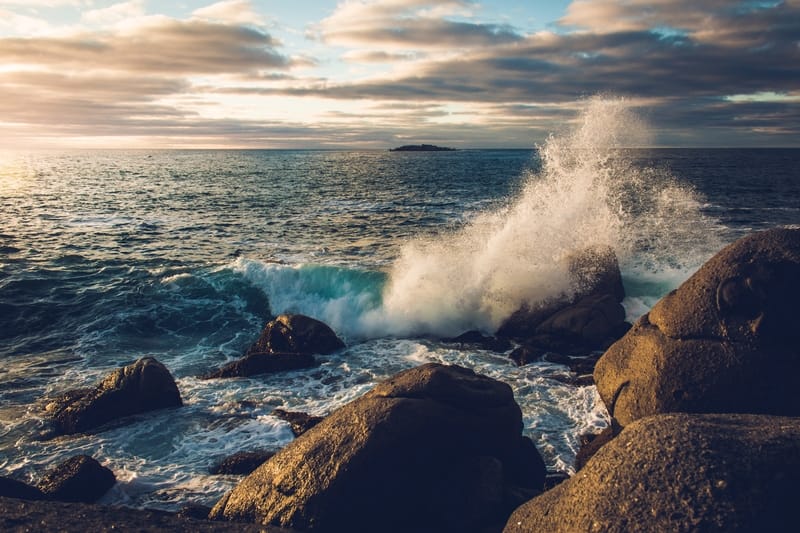 Sonhar com mar agitado e ondas grandes