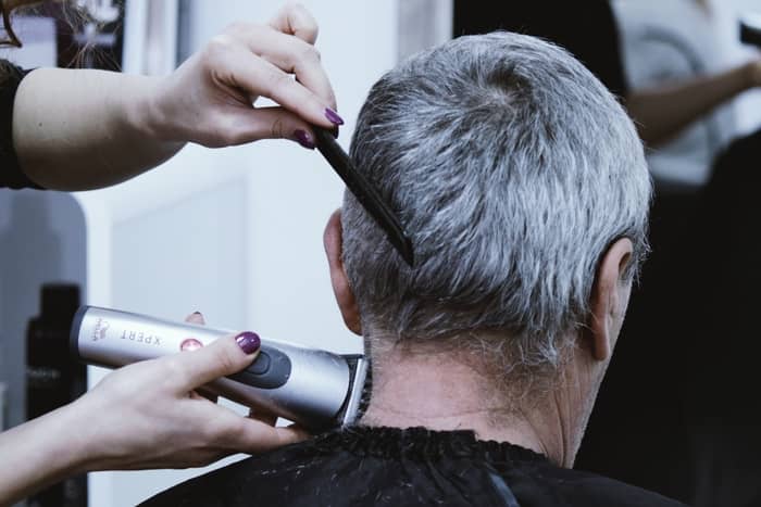Cortando cabelo com máquina