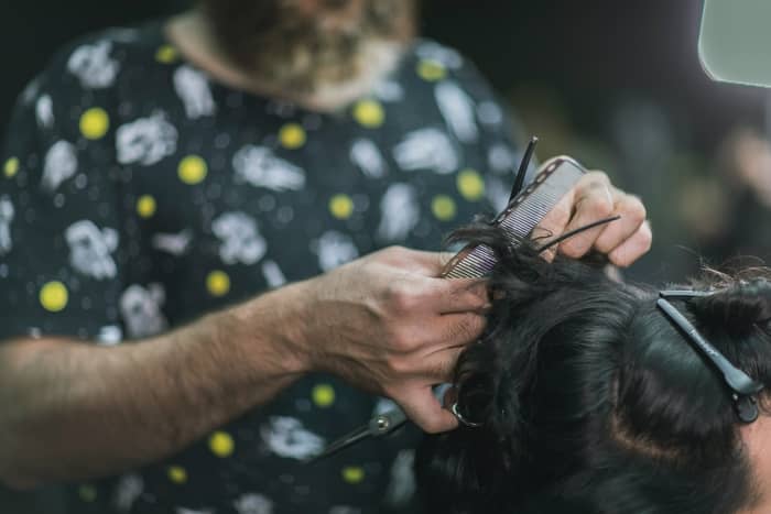 Cortando cabelo com tesoura