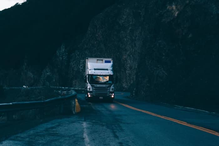 Desconhecido dirigindo caminhão