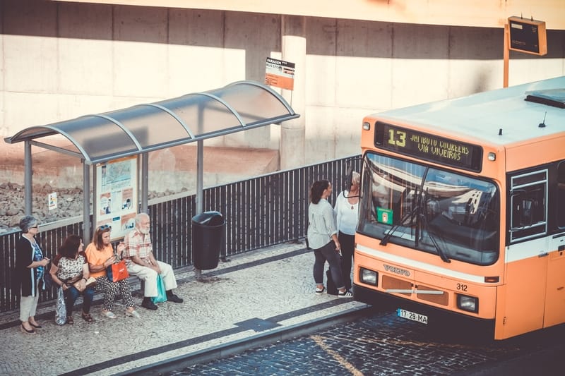 Sonhar com embarque de ônibus