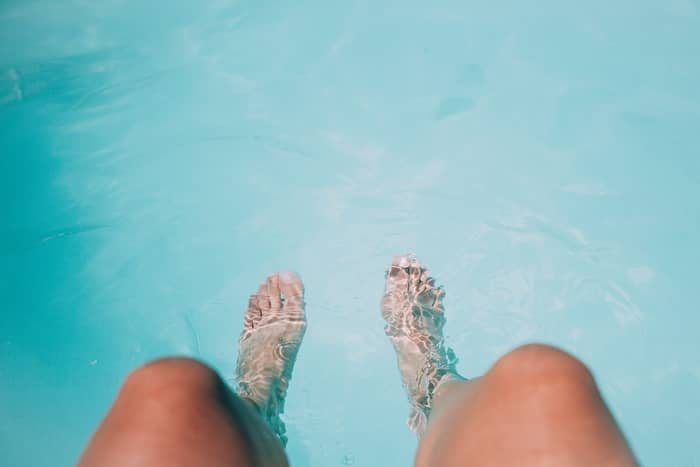 Sonhar tomando um banho de piscina é negativo?
