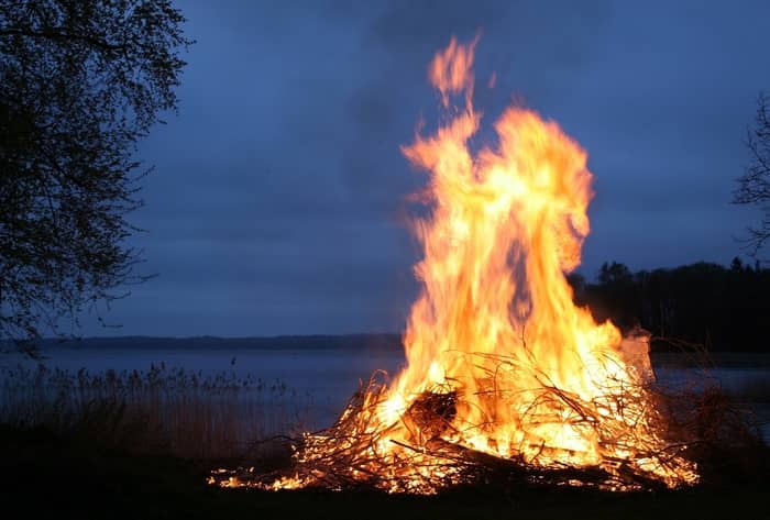 7 Significados de sonhar que você estava apagando fogo