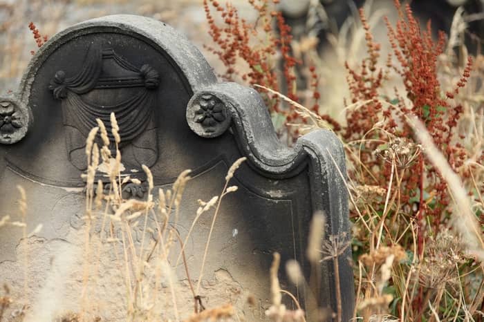Os sonhos com enterros indicam uma possível morte?