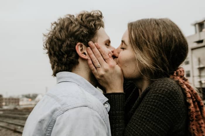 Números da sorte de sonhar que está beijando