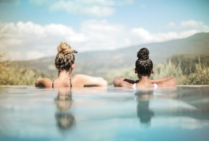 Sonhar tomando banho de piscina