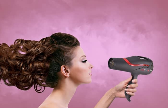 Sonhar com um secador de cabelo pode ser um aviso?