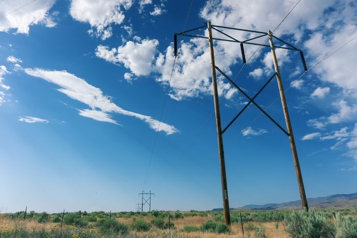 Sonhar com poste de energia