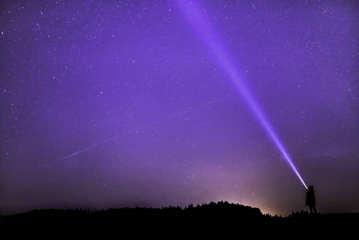 5 Significados e mensagens de sonhar com sinais no céu