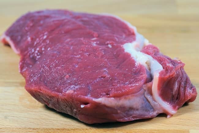 Sonhar com carne de boi crua