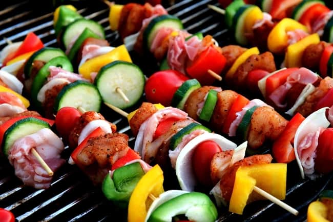 Sonhar com carne de churrasco crua